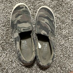Camo low cut slip ons